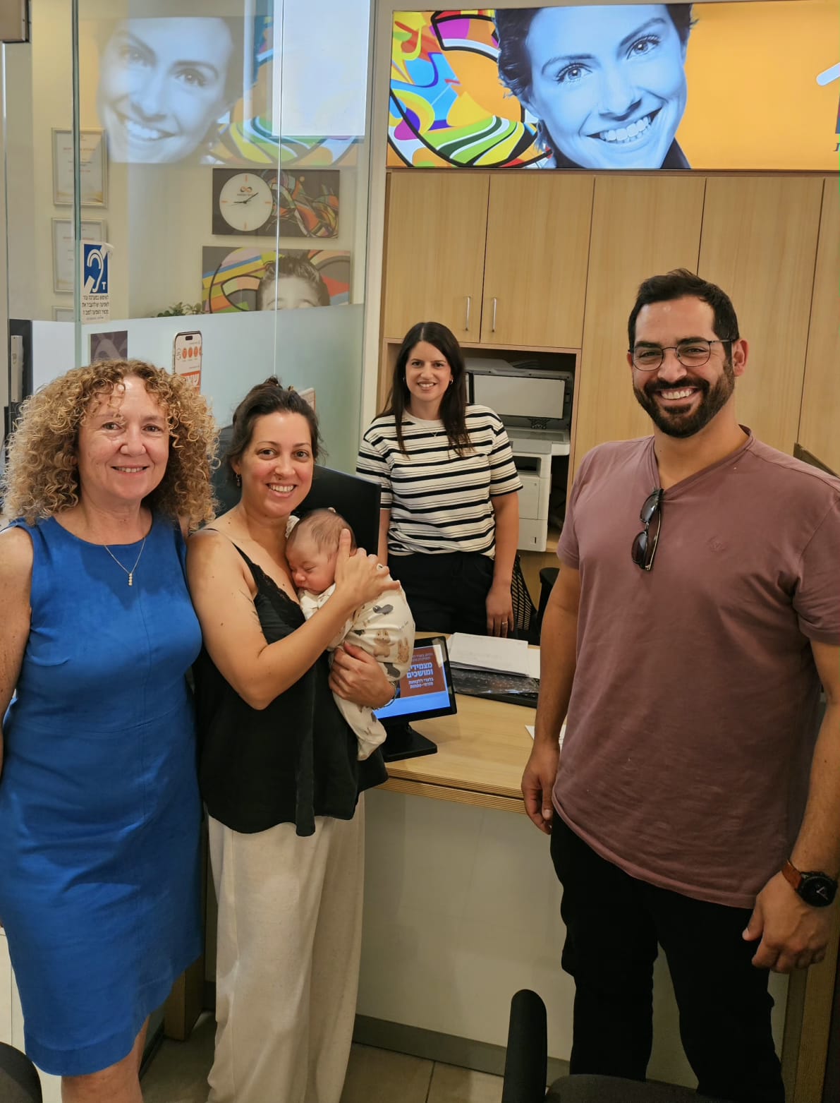 רינת חצבאני עם טום וסיוון אסף בחתימות על רכישת דירה במחיר למשתכן