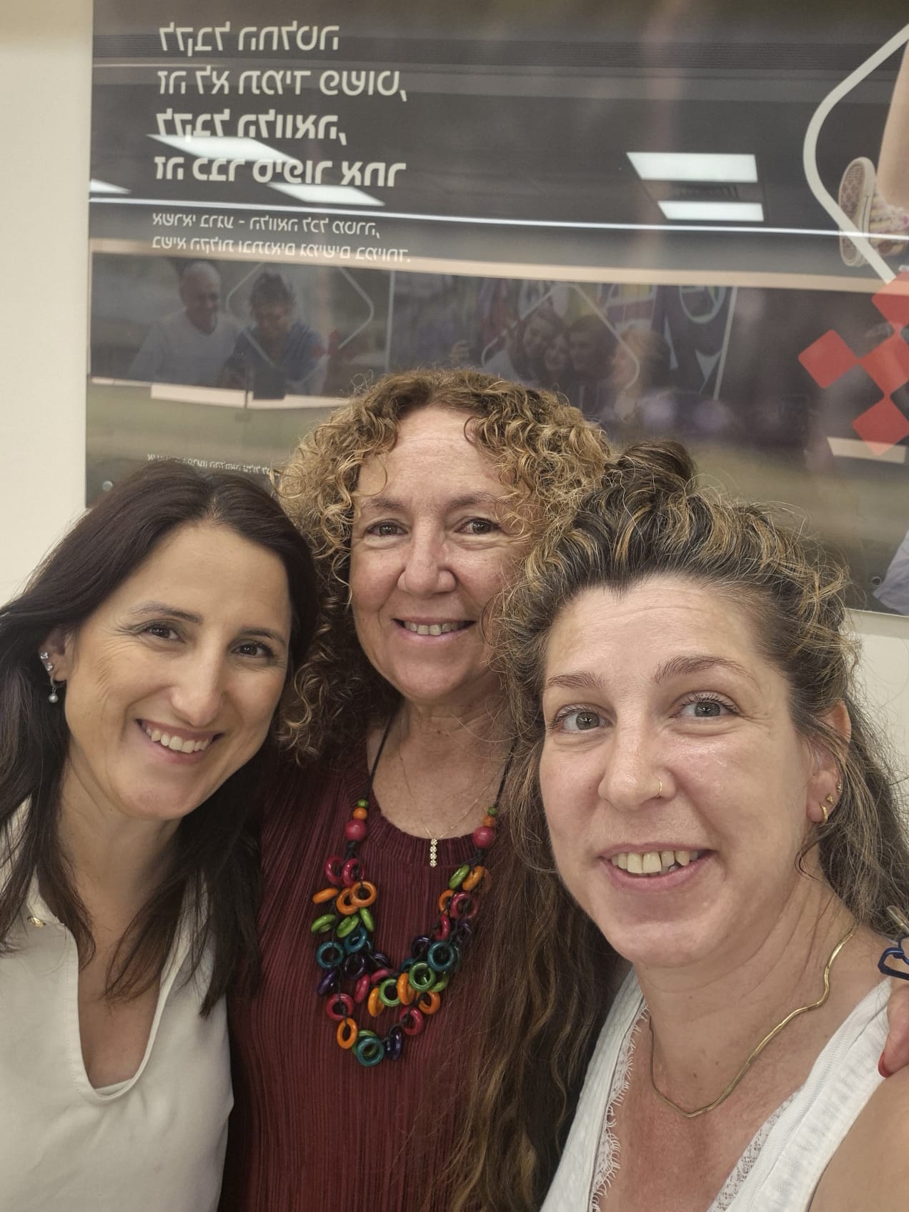 רינת חצבאני עם לקוחות בפגישת חתימות על משכנתא בסניף הבנק