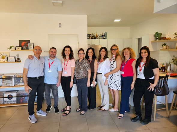 רינת חצבאני בבית פתוח במודיעין עם סוכני הנדל"ן של רימקס גולד